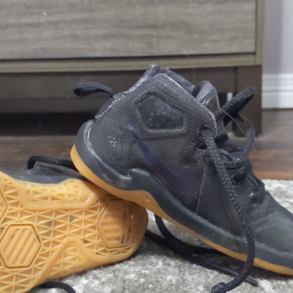 Tennis shoes - Picture 1 of 1